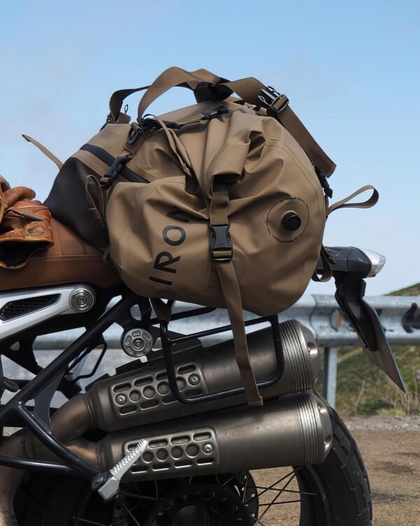 IRON JIA'S Sac Moto Etanche Sac de Selle de Moto Sac de Voyage Sac Arrière Moto avec Fermeture à Rouleau Bretelles Adapté pour Le Cyclisme, Le Camping, Les Sports Nautiques Marron-50L – Image 8